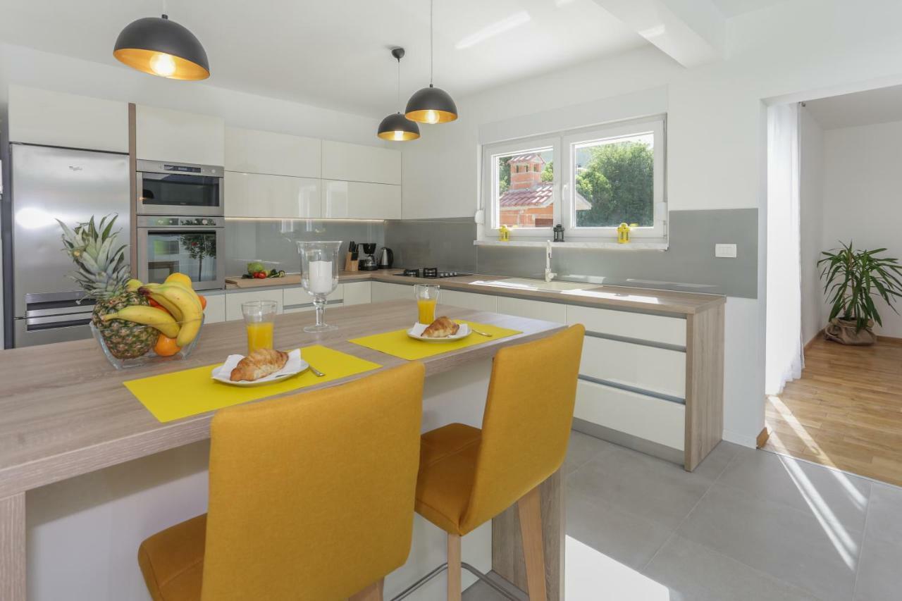 Life - New And Luxury Holiday House Kaštela Esterno foto