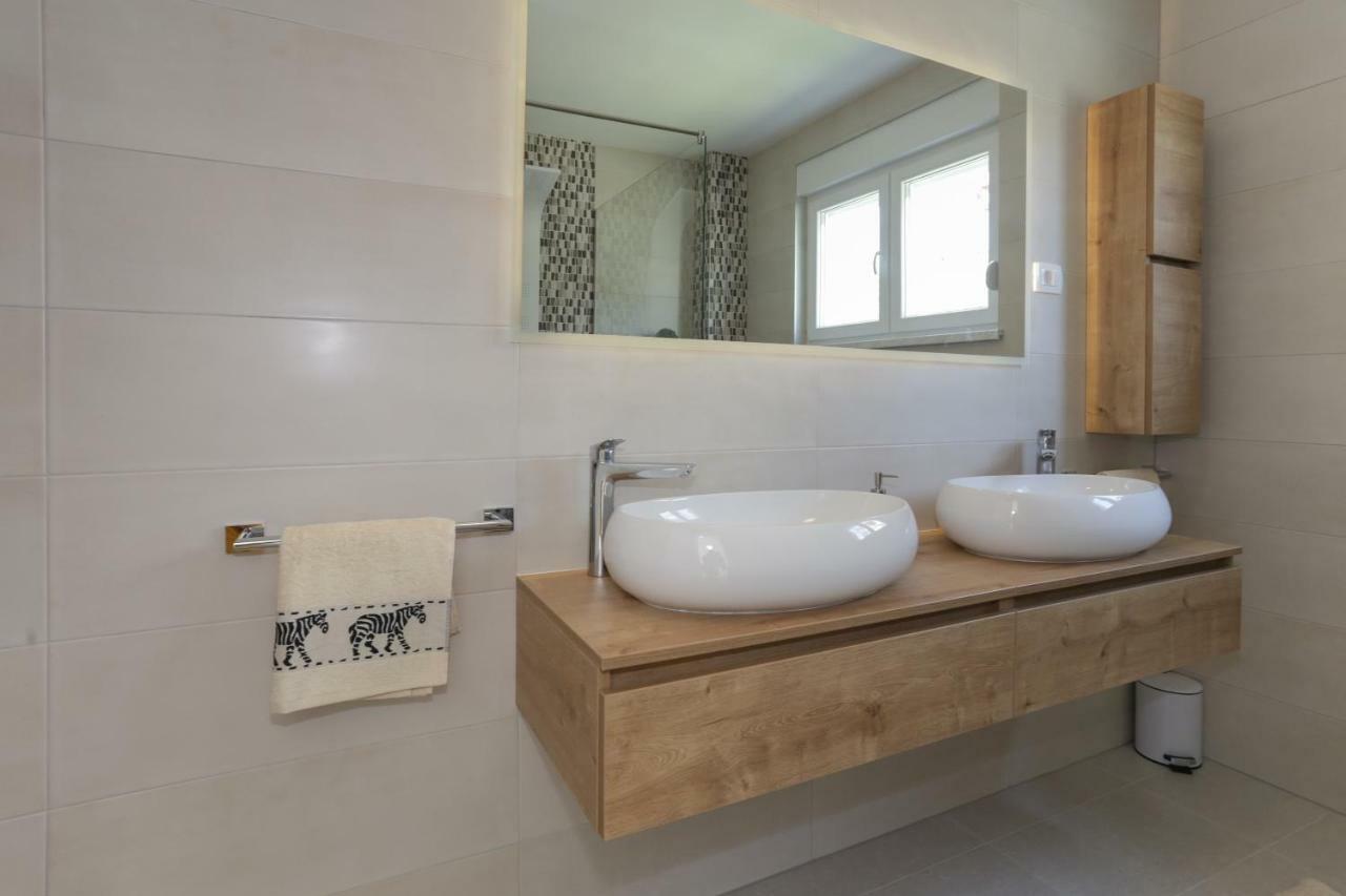 Life - New And Luxury Holiday House Kaštela Esterno foto